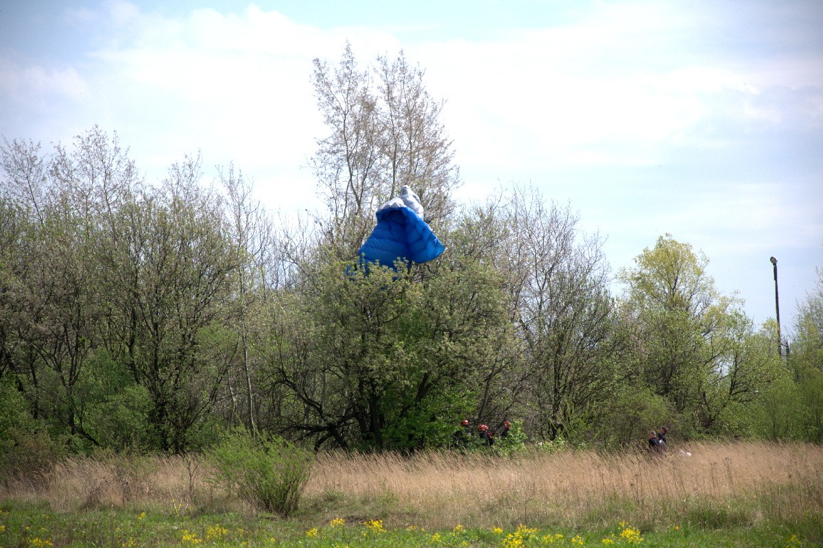 Kolizja spadochroniarza z drzewem.Zdjęcia z akcji ratowników