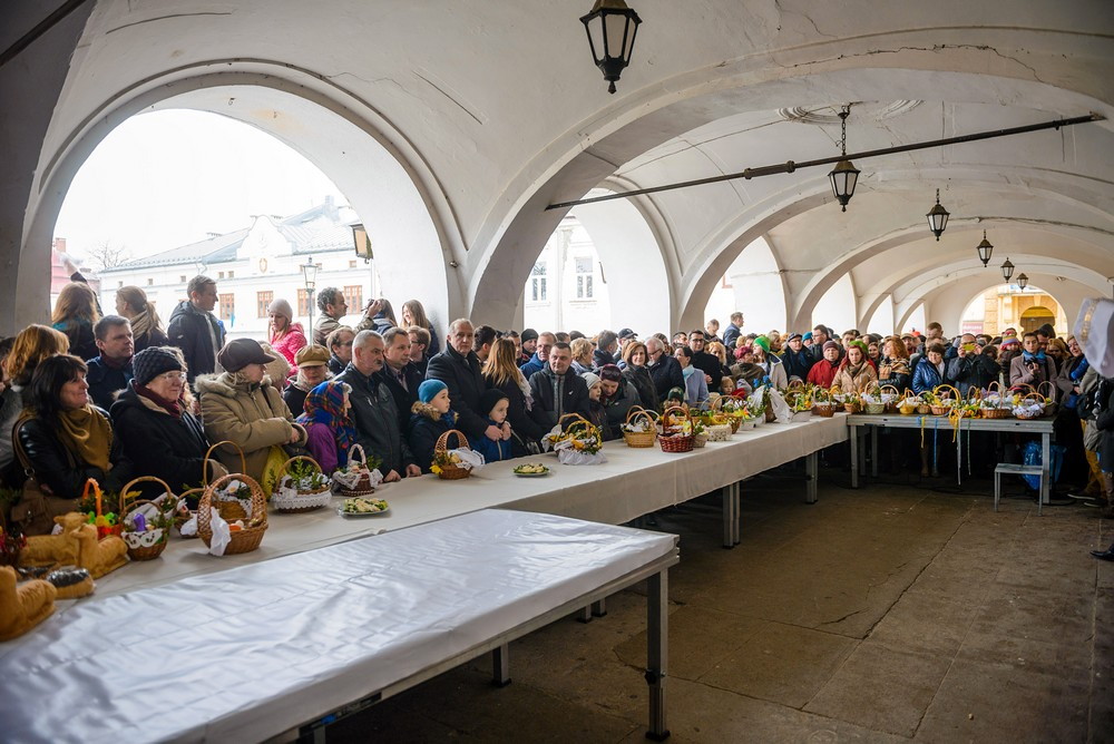 Święcenie pokarmów na rynku. Fot. Łukasz Jaracz