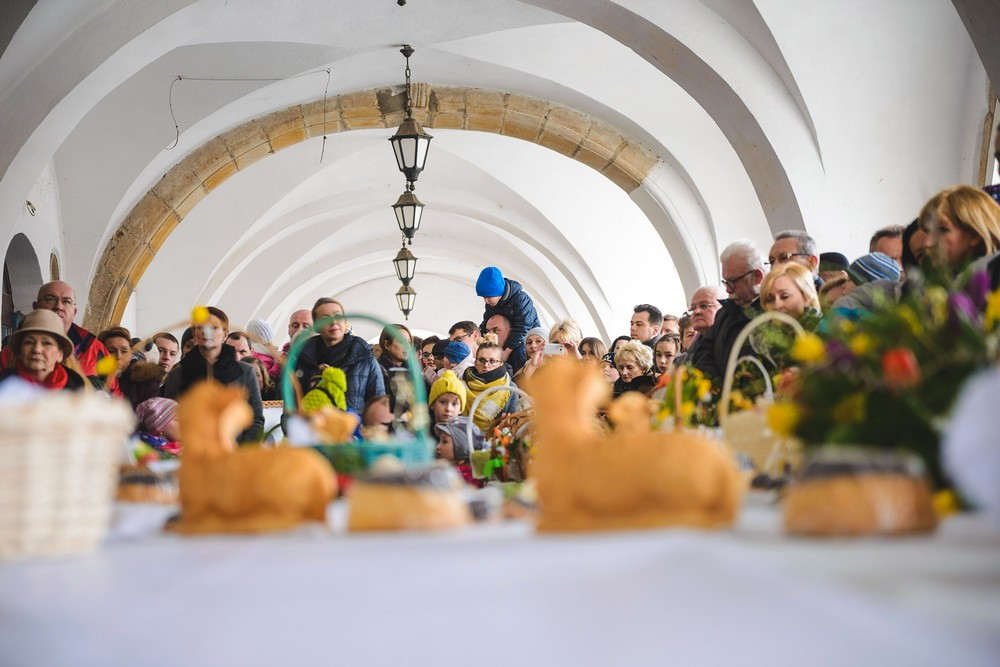 Święcenie pokarmów na rynku. Fot. Łukasz Jaracz