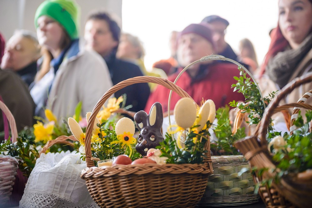 Święcenie pokarmów na rynku. Fot. Łukasz Jaracz