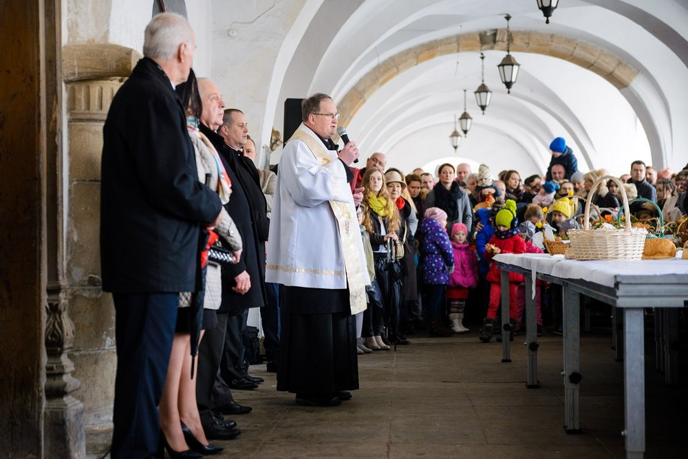Święcenie pokarmów na rynku. Fot. Łukasz Jaracz