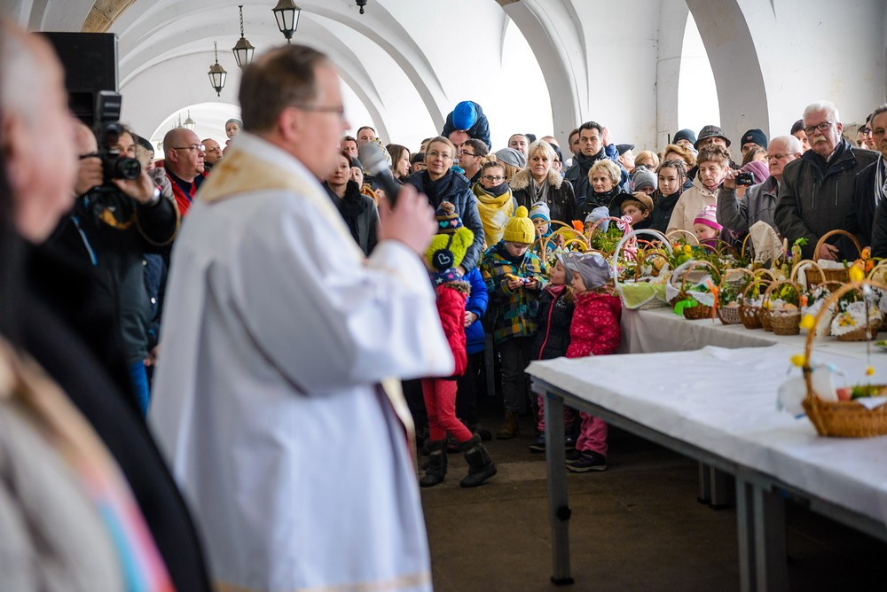 Święcenie pokarmów na rynku. Fot. Łukasz Jaracz