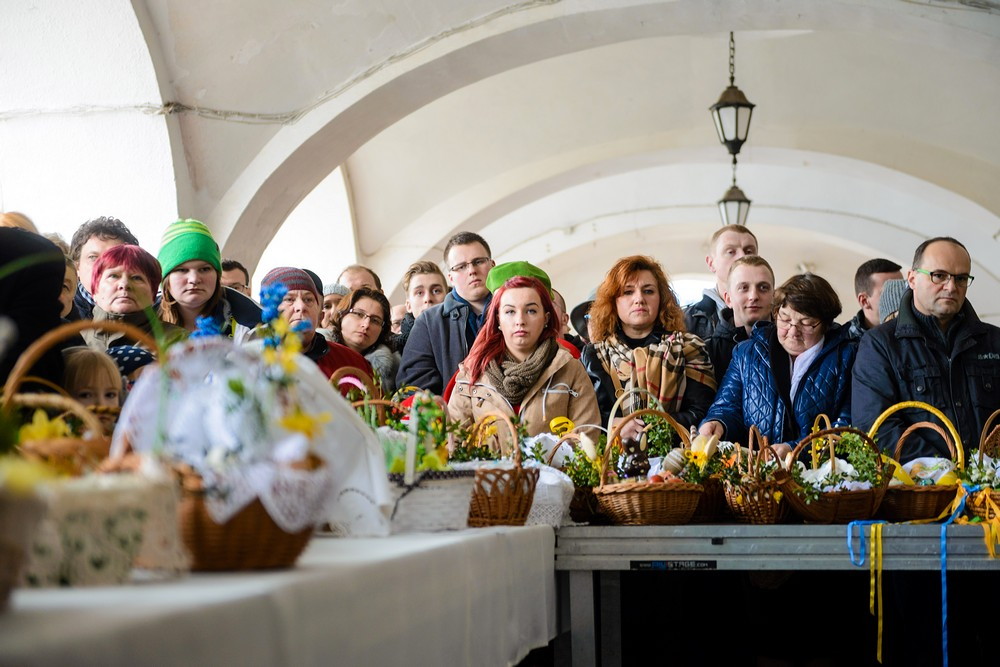 Święcenie pokarmów na rynku. Fot. Łukasz Jaracz