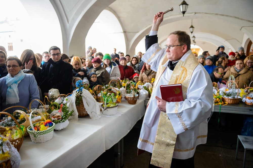 Święcenie pokarmów na rynku. Fot. Łukasz Jaracz
