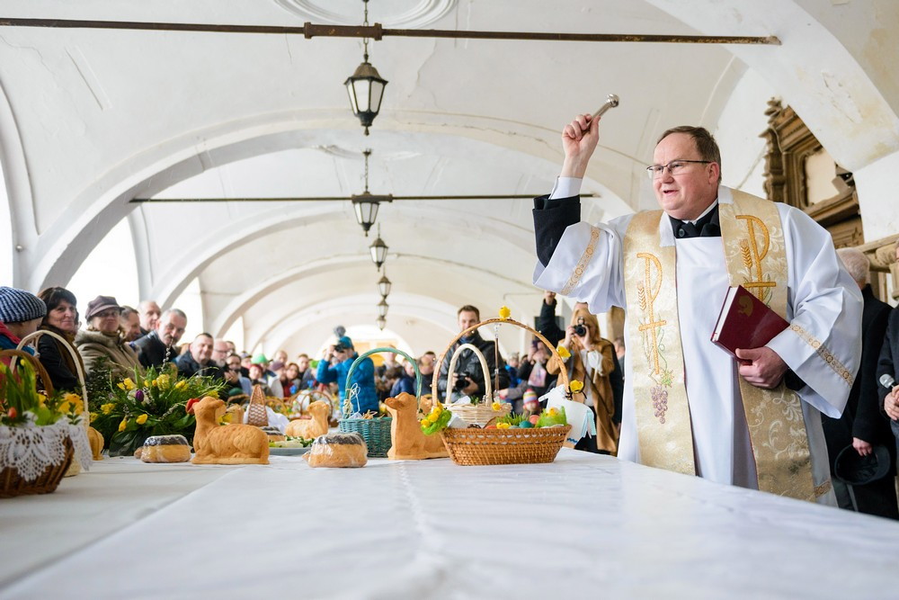 Święcenie pokarmów na rynku. Fot. Łukasz Jaracz