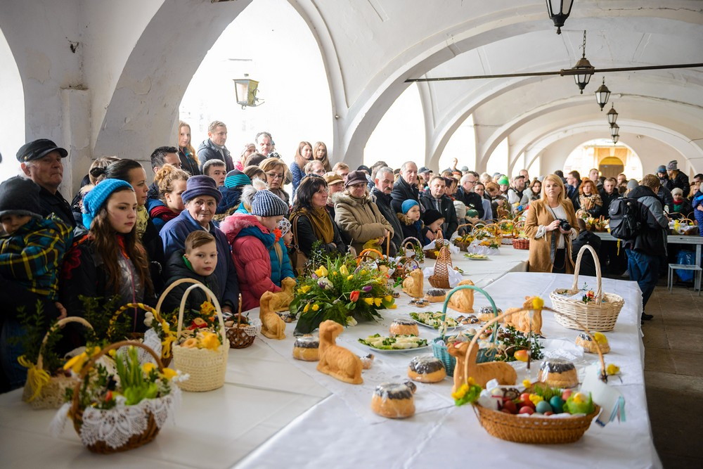 Święcenie pokarmów na rynku. Fot. Łukasz Jaracz