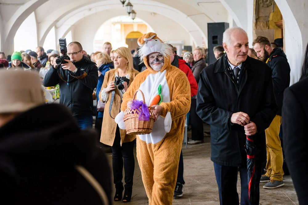 Święcenie pokarmów na rynku. Fot. Łukasz Jaracz