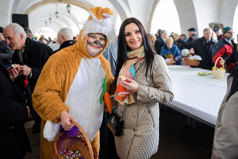 Święcenie pokarmów na rynku. Fot. Łukasz Jaracz