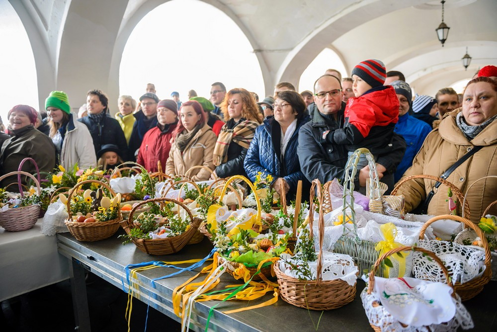 Święcenie pokarmów na rynku. Fot. Łukasz Jaracz