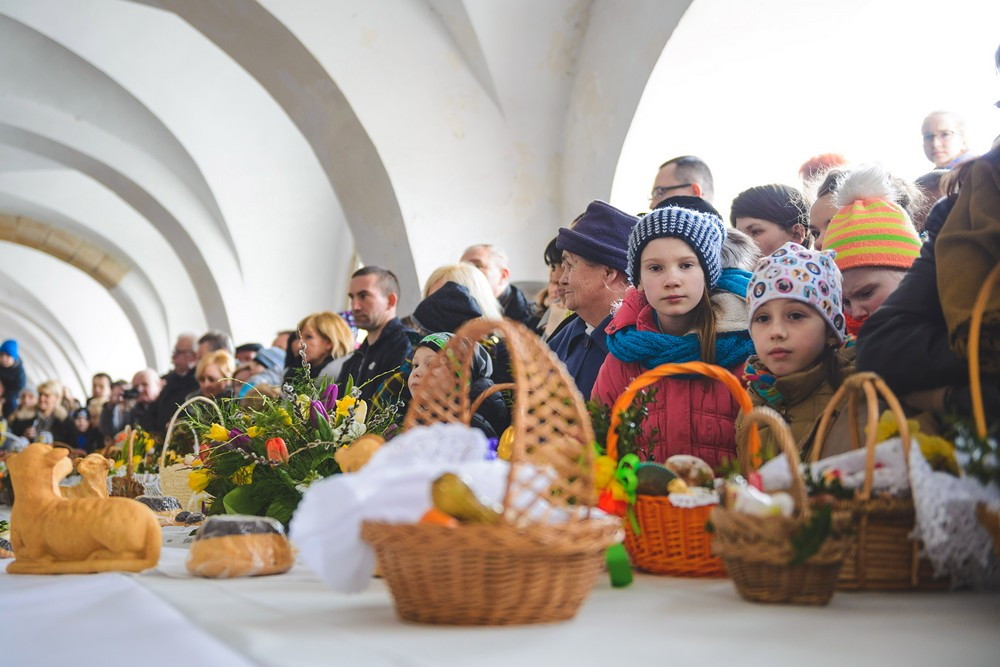 Święcenie pokarmów na rynku. Fot. Łukasz Jaracz