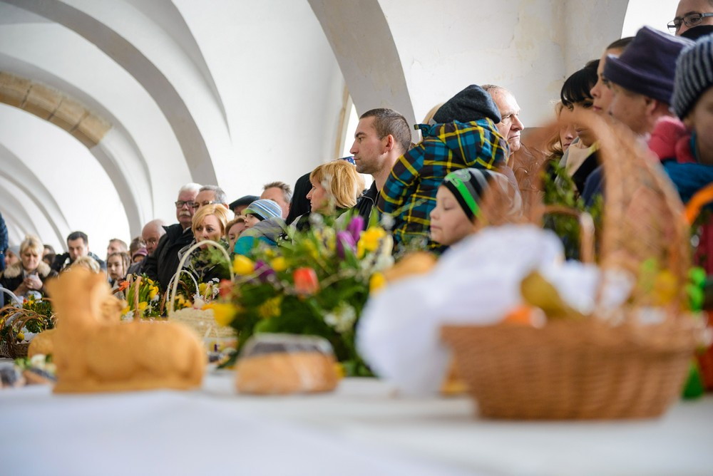 Święcenie pokarmów na rynku. Fot. Łukasz Jaracz