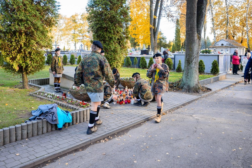 Warta honorowa przy grobach poległych. Fot. Łukasz Jaracz
