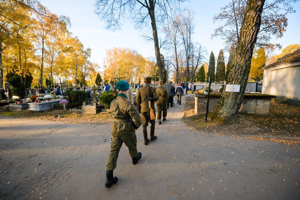 Warta honorowa przy grobach poległych. Fot. Łukasz Jaracz