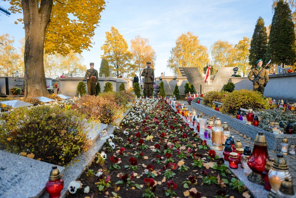 Warta honorowa przy grobach poległych. Fot. Łukasz Jaracz