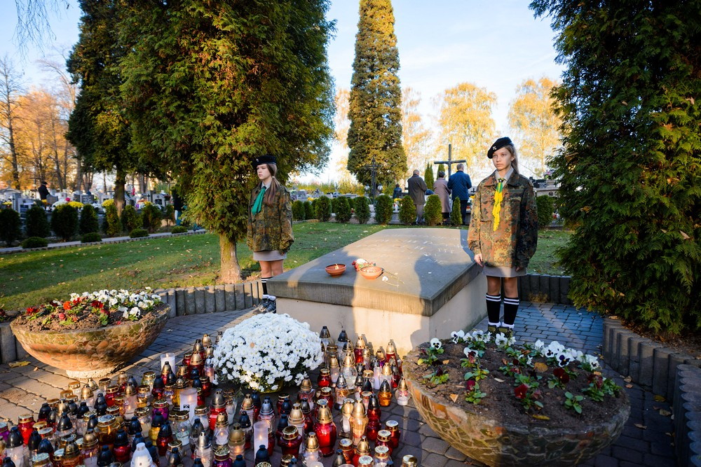 Warta honorowa przy grobach poległych. Fot. Łukasz Jaracz