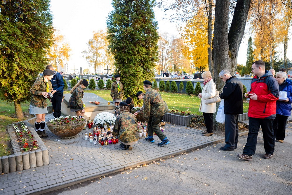 Warta honorowa przy grobach poległych. Fot. Łukasz Jaracz