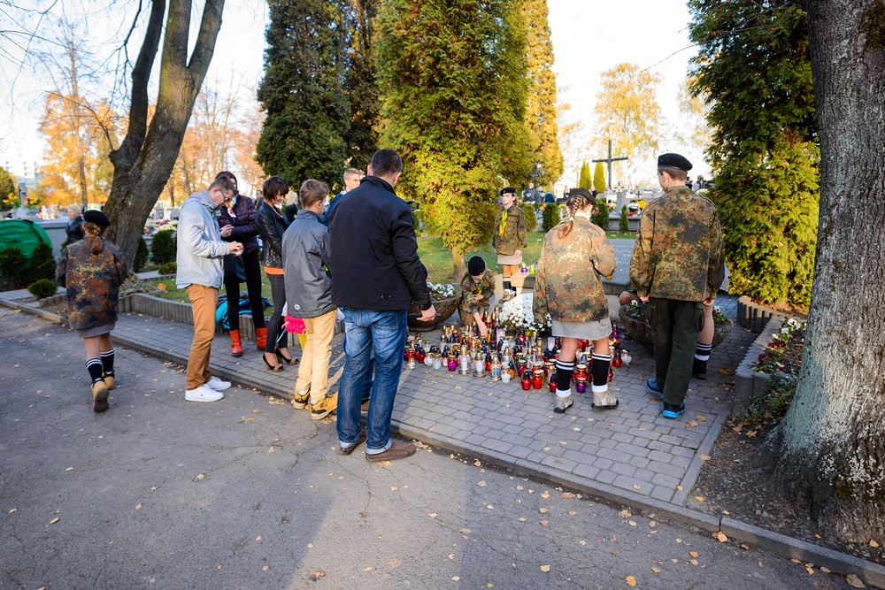 Warta honorowa przy grobach poległych. Fot. Łukasz Jaracz