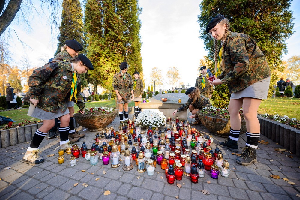 Warta honorowa przy grobach poległych. Fot. Łukasz Jaracz