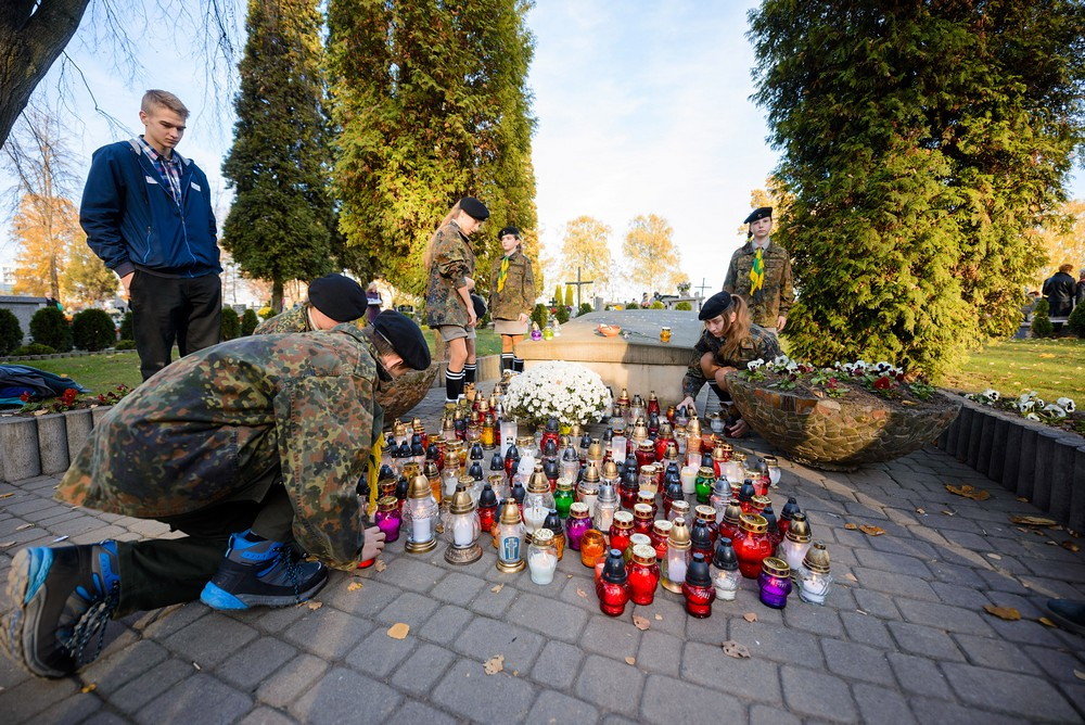 Warta honorowa przy grobach poległych. Fot. Łukasz Jaracz