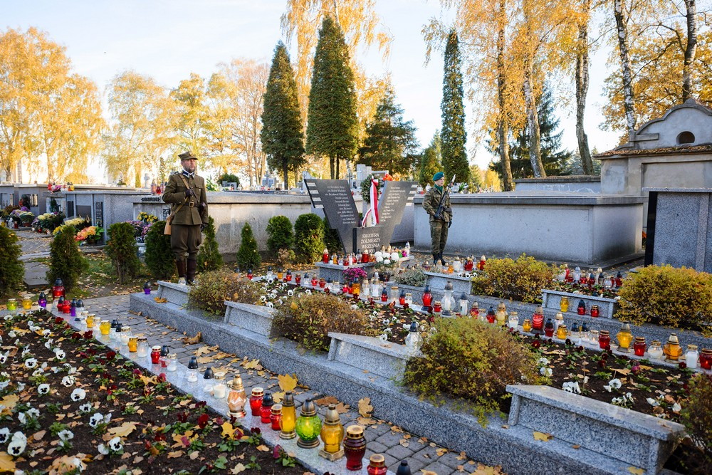 Warta honorowa przy grobach poległych. Fot. Łukasz Jaracz