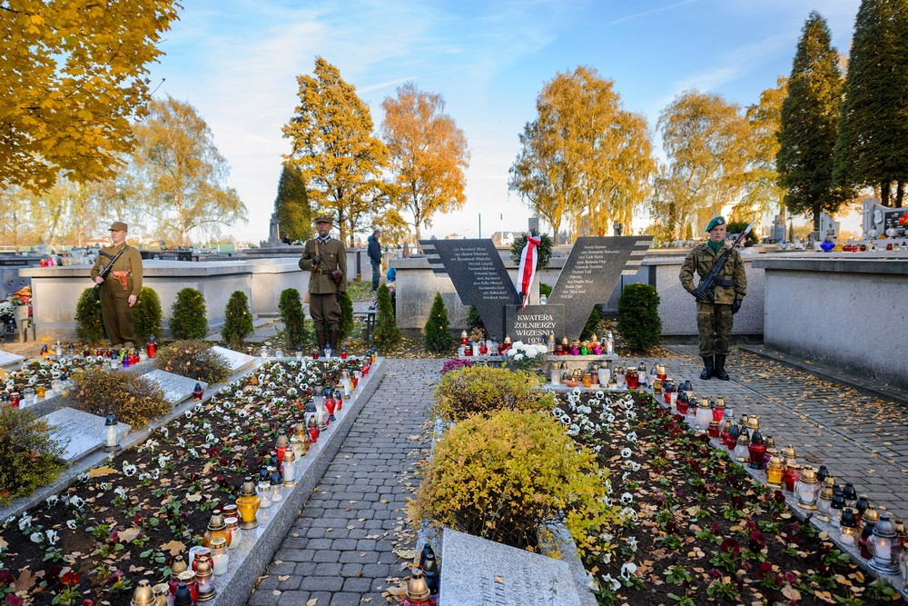 Warta honorowa przy grobach poległych. Fot. Łukasz Jaracz