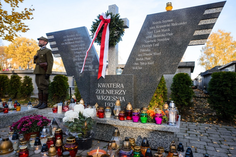 Warta honorowa przy grobach poległych. Fot. Łukasz Jaracz