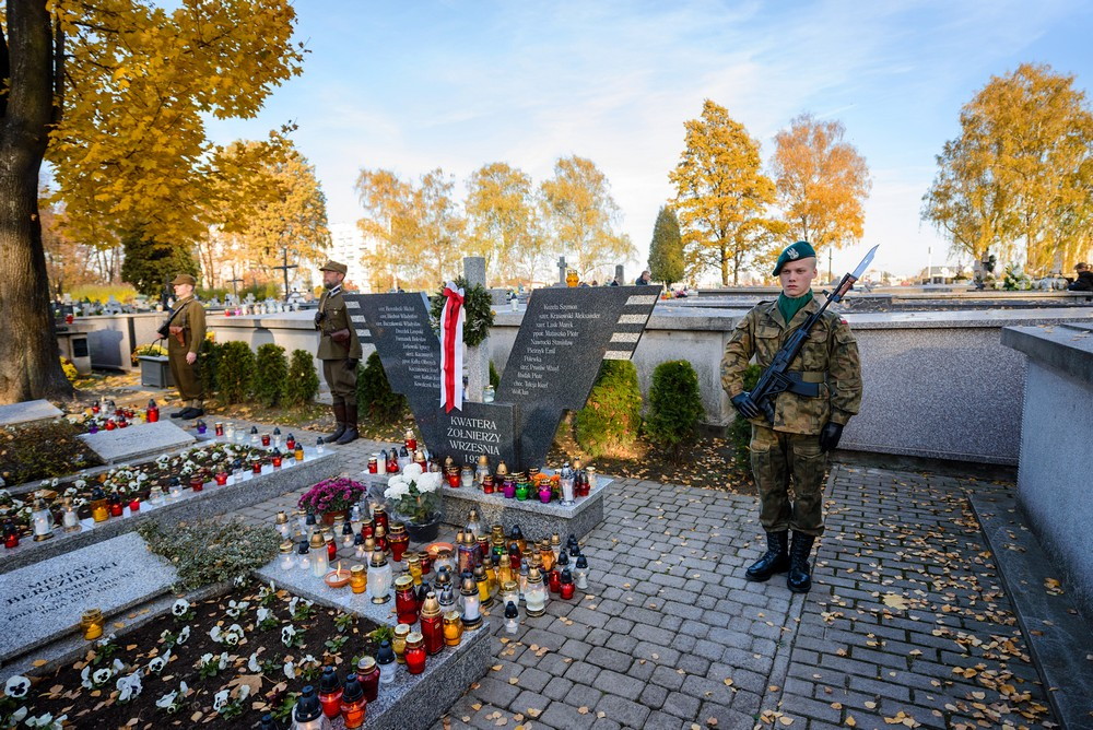 Warta honorowa przy grobach poległych. Fot. Łukasz Jaracz