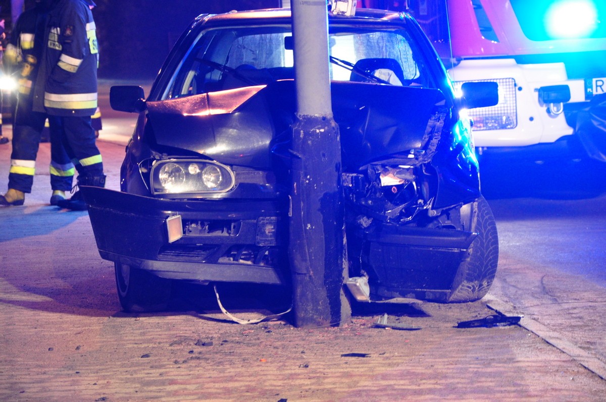 Volkswagenem uderzył w latarnie