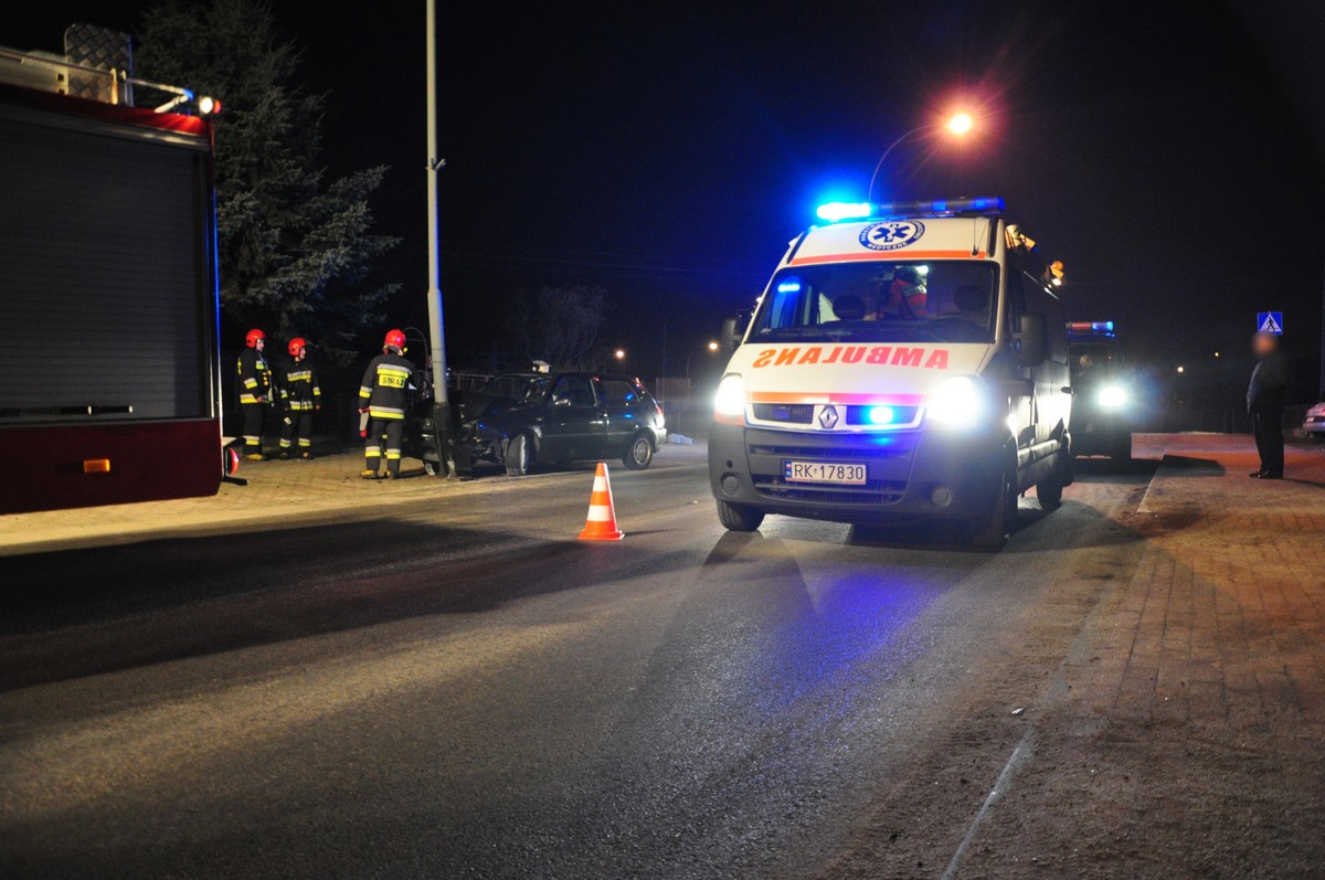 Volkswagenem uderzył w latarnie