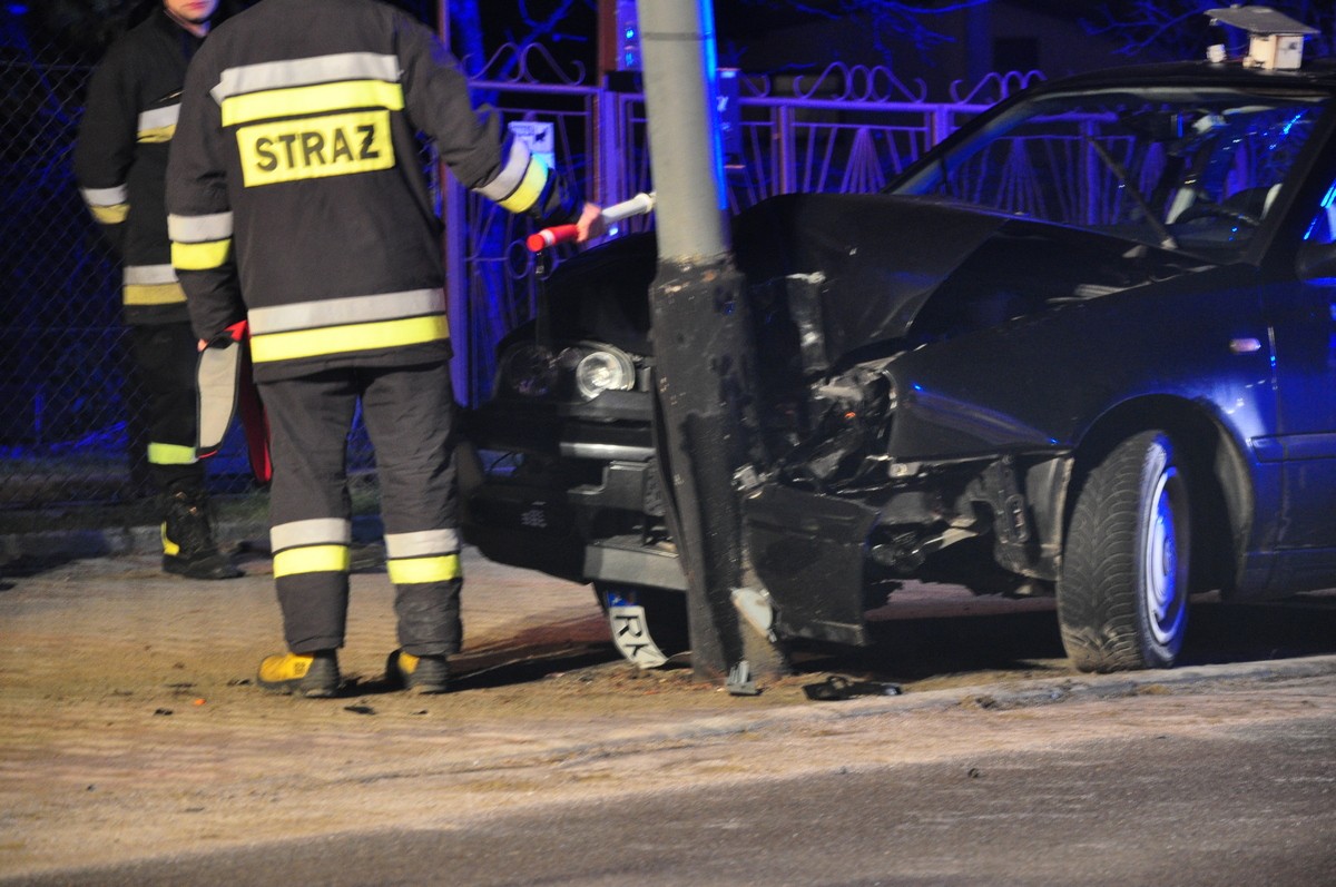 Volkswagenem uderzył w latarnie