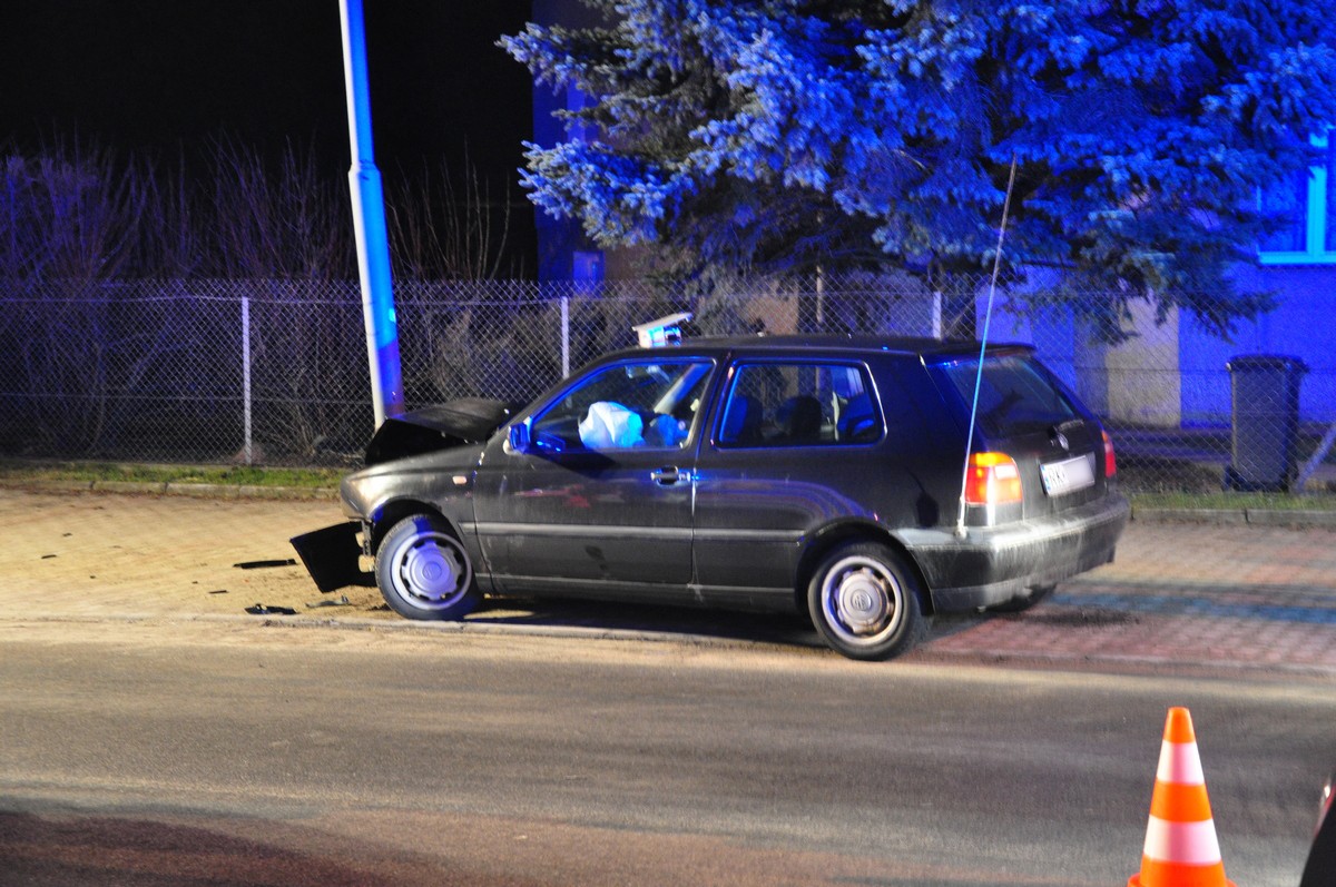 Volkswagenem uderzył w latarnie