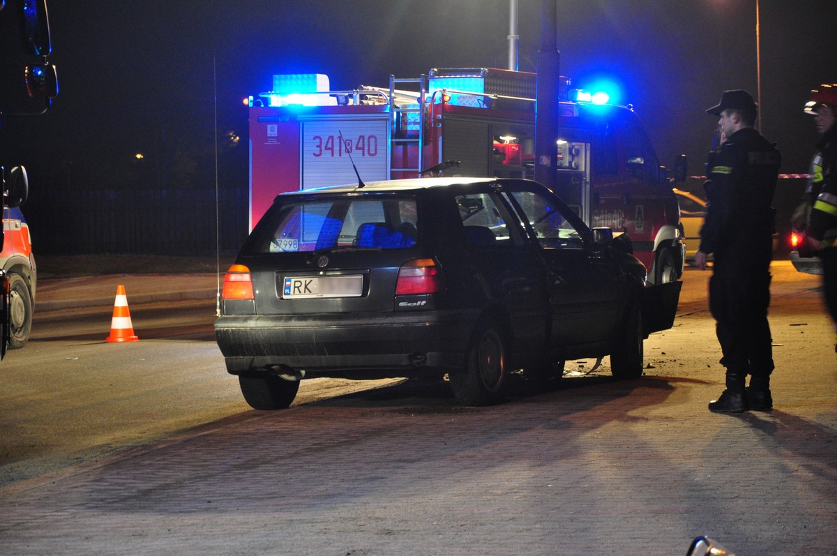 Volkswagenem uderzył w latarnie