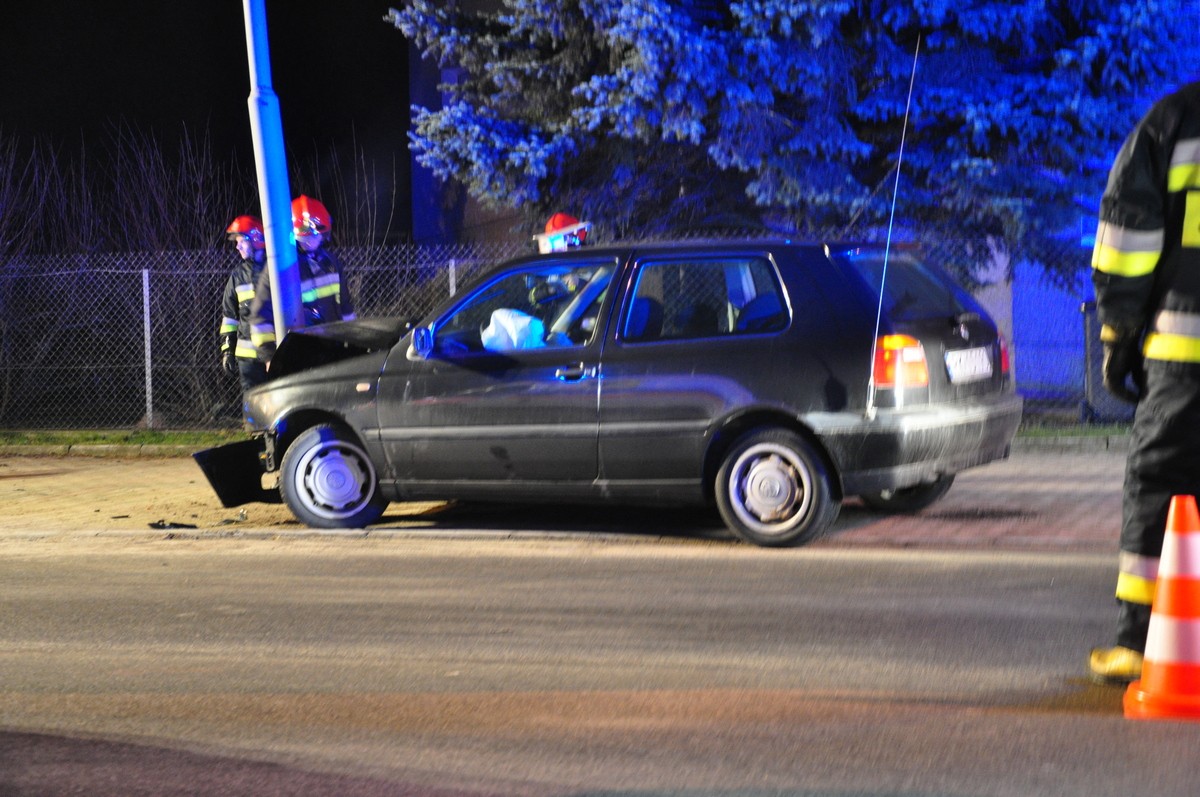 Volkswagenem uderzył w latarnie