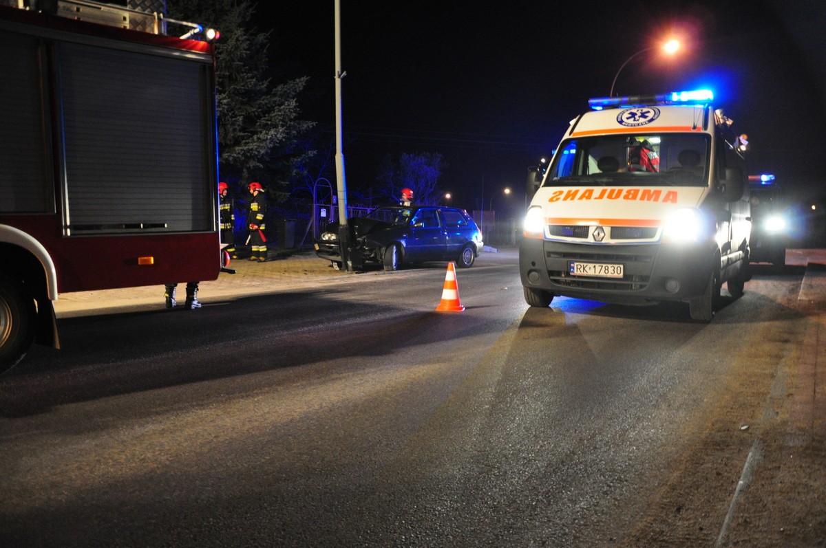 Volkswagenem uderzył w latarnie