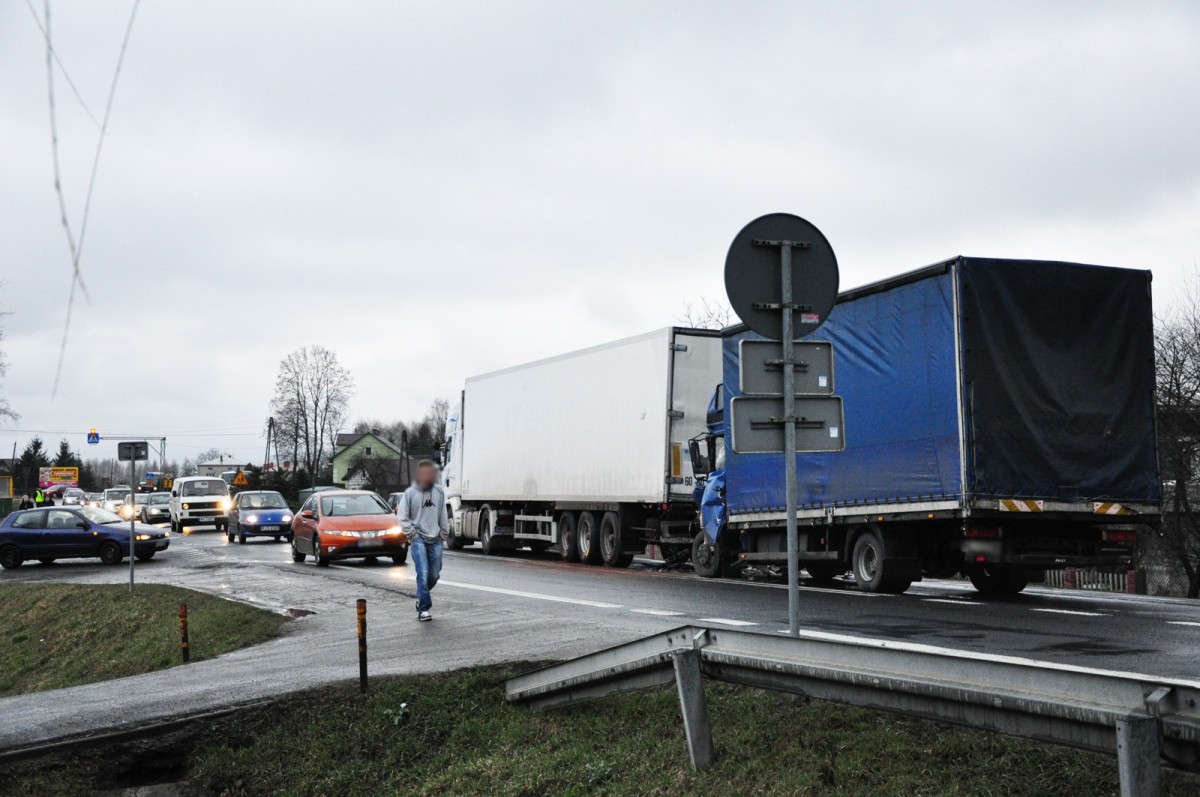 Zderzenie dwóch ciężarówek w Jaszczwi