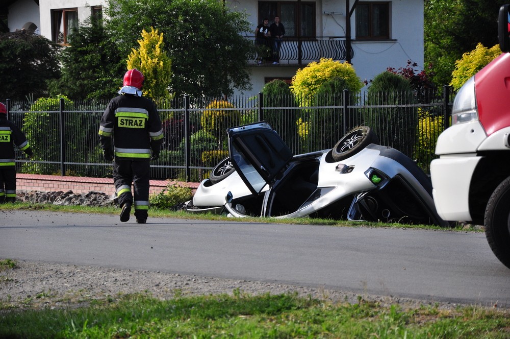 Dachowanie w Bratkówce. Jedna osoba ranna
