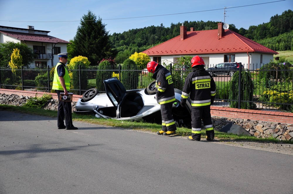 Dachowanie w Bratkówce. Jedna osoba ranna