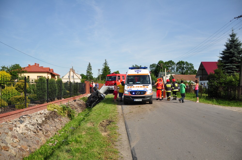 Dachowanie w Bratkówce. Jedna osoba ranna