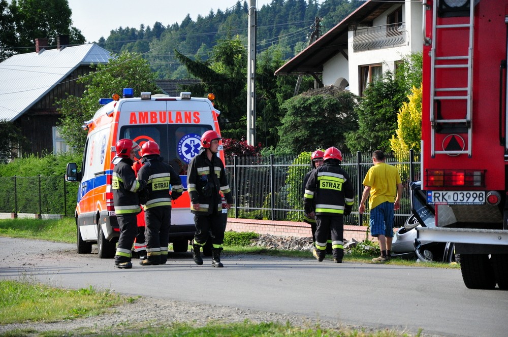 Dachowanie w Bratkówce. Jedna osoba ranna