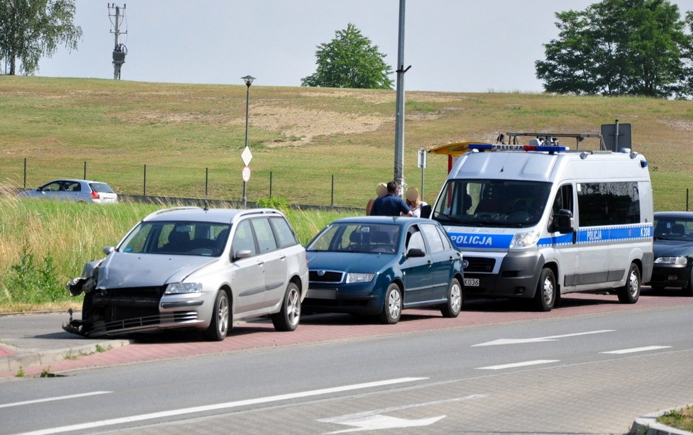 Trzy samochody zderzyły się pod szpitalem. Fot. Piotr Dymiński