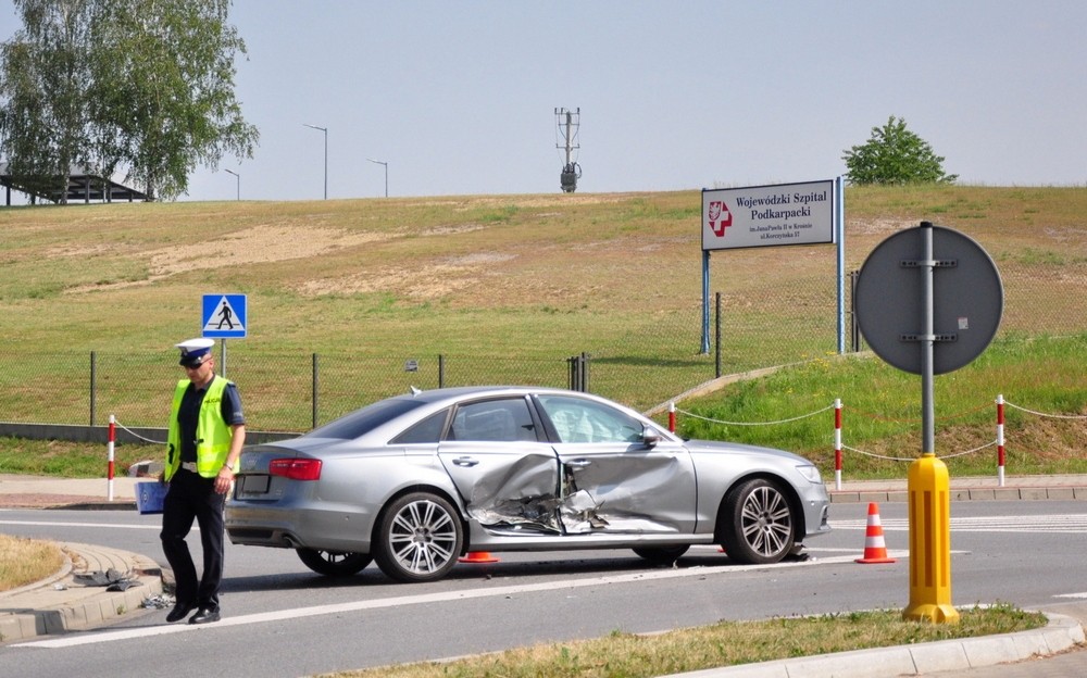 Trzy samochody zderzyły się pod szpitalem. Fot. Piotr Dymiński