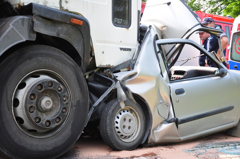 Ciężarówka najechała na tył Fiata