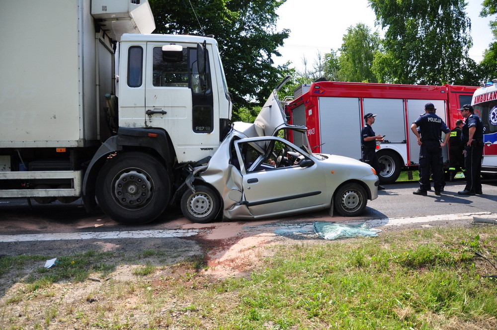 Ciężarówka najechała na tył Fiata