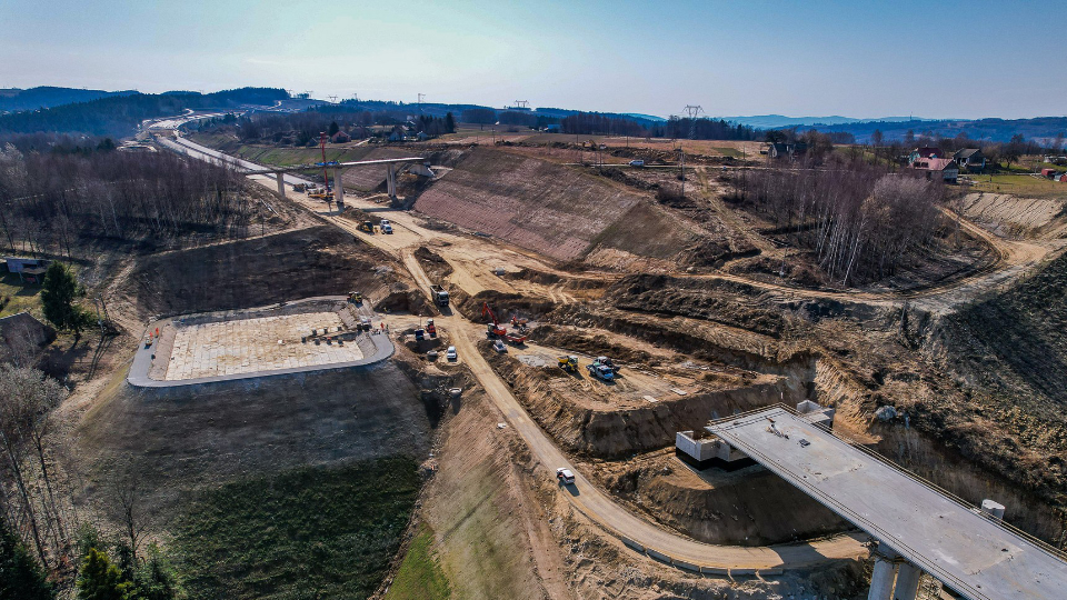 Palisada, nasyp i wykop - nietypowe posadowienie zbiornika retencyjnego.