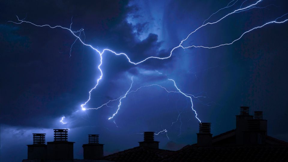 ALERT: Nadchodzą burze i możliwe lokalne podtopienia