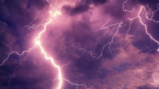 Alert pogodowy: Burze z gradem w Krośnie i powiecie