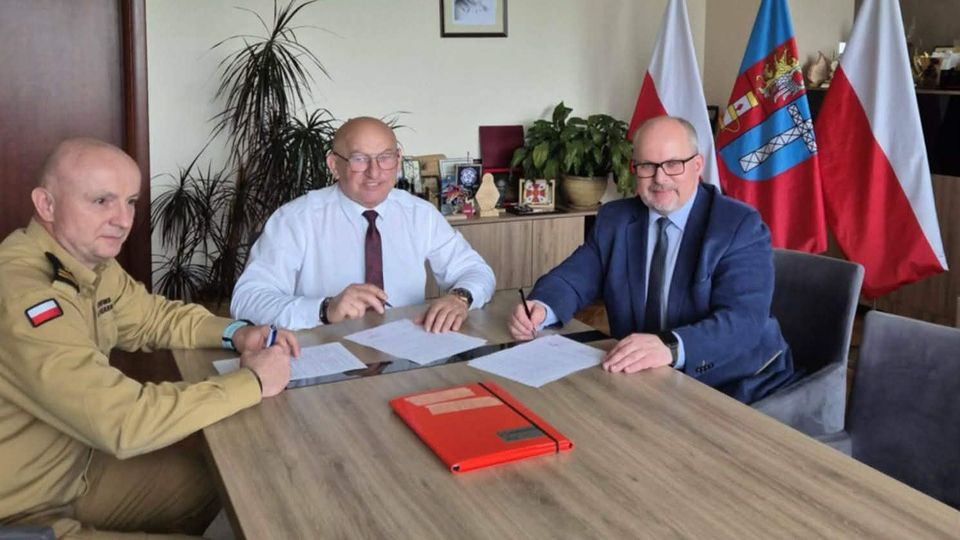 Powiat Krośnieński przekazał łódź ratowniczą dla strażaków PSP w Krośnie.
