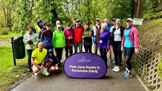 Podwójny jubileusz w strugach deszczu podczas 150. edycji parkrun Park JPII