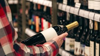 Raport z badania dotyczącego nocnej sprzedaży alkoholu w Krośnie.