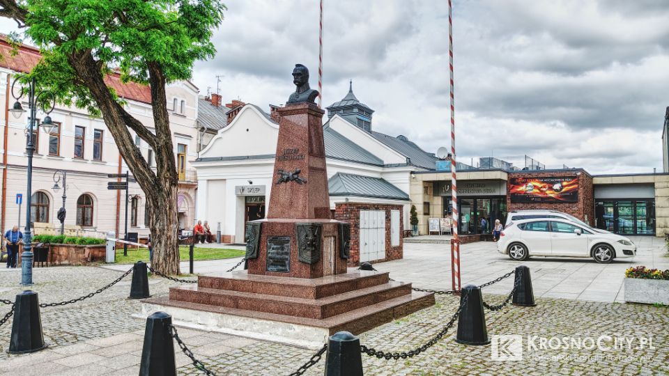 Miasto planuje remont schodów przy pomniku Marszałka Józefa Piłsudskiego